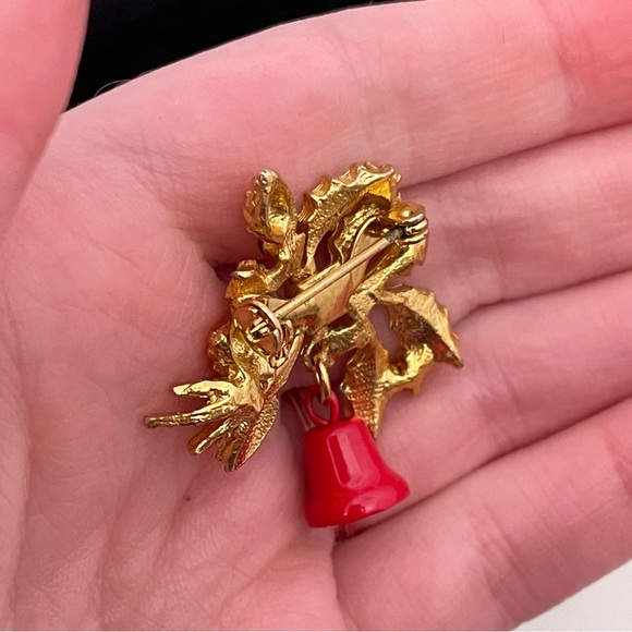 Vintage Christmas Winter Holiday Festive Gifting Jingle Bell Wreath Pin / Brooch - Picture 5 of 10